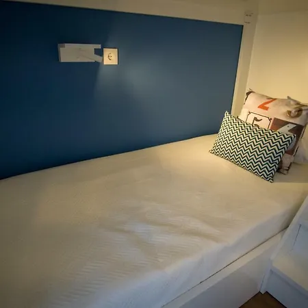 Zigzag Hostal *