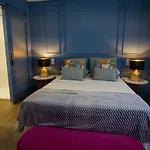 Zigzag Hostal *