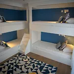 Zigzag Hostal *