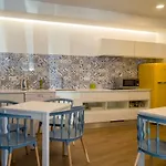 Zigzag Hostal *