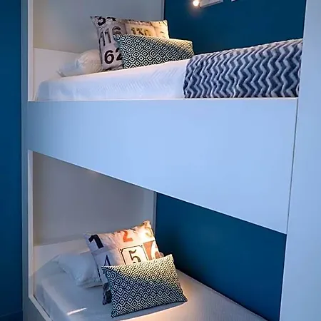 Zigzag Hostel *