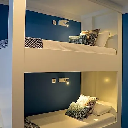Zigzag Hostel *