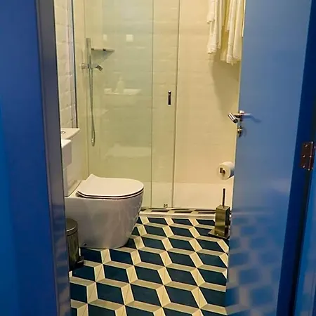 Zigzag Hostel *